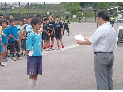 青葉フットボールクラブで表彰される生徒