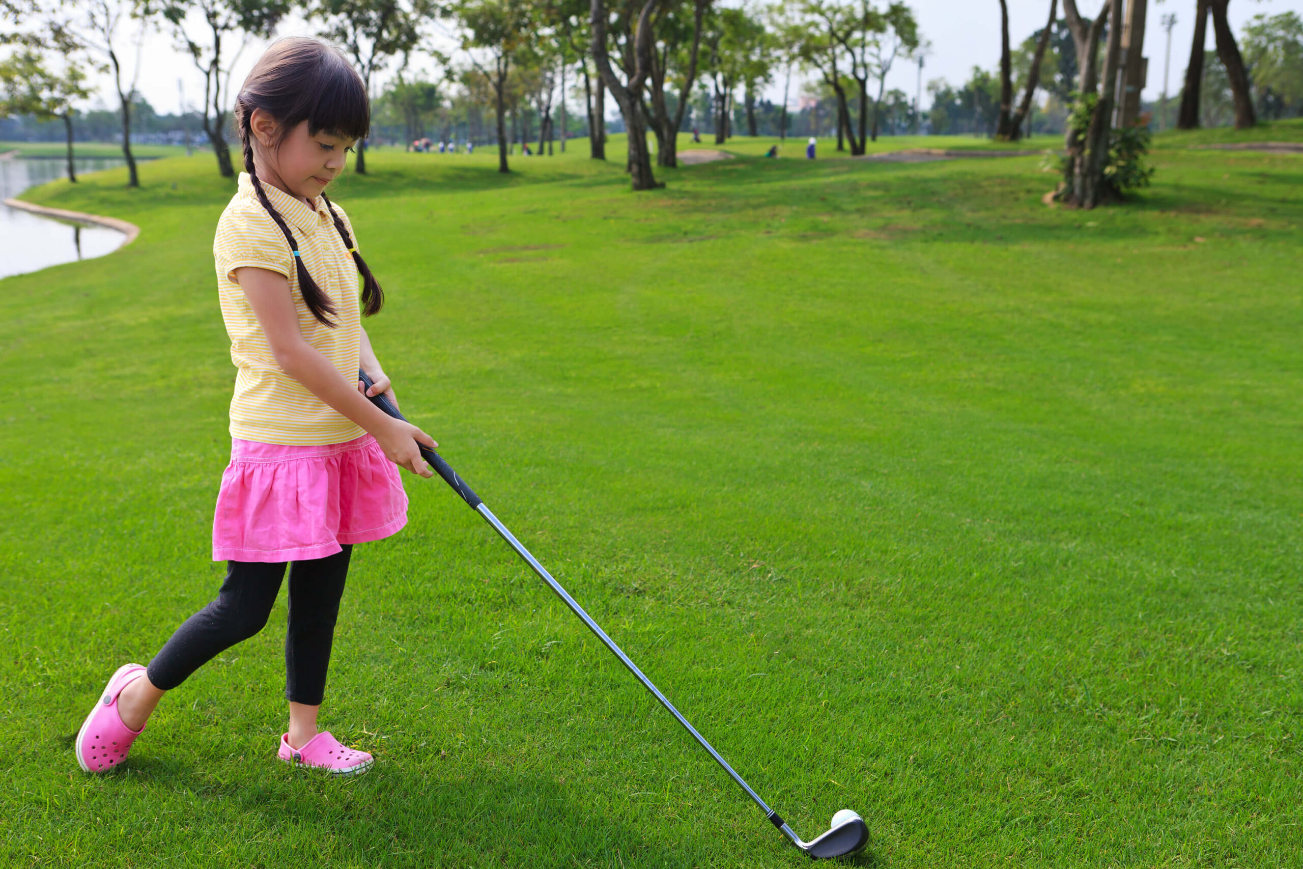 ゴルフをする女の子