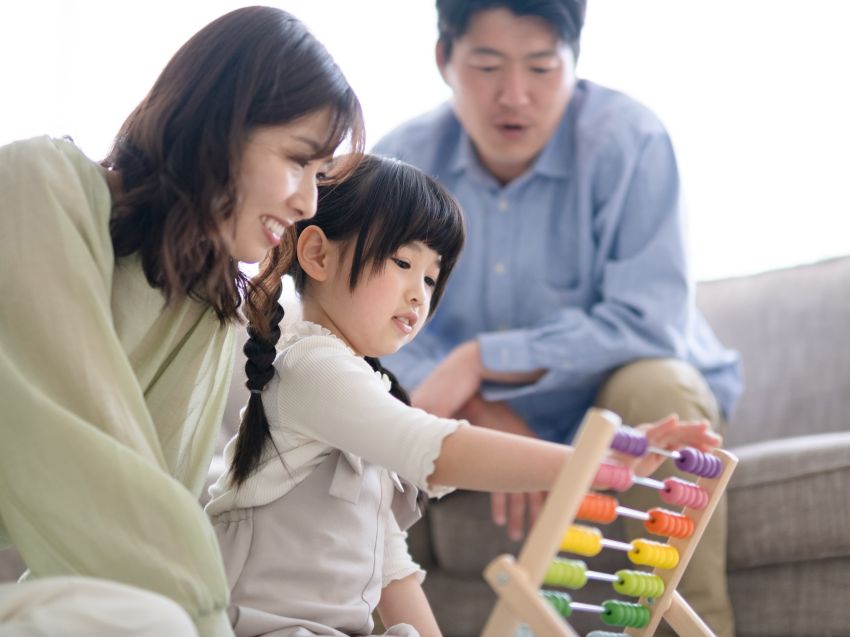 百玉そろばんで遊ぶ子供とママパパ