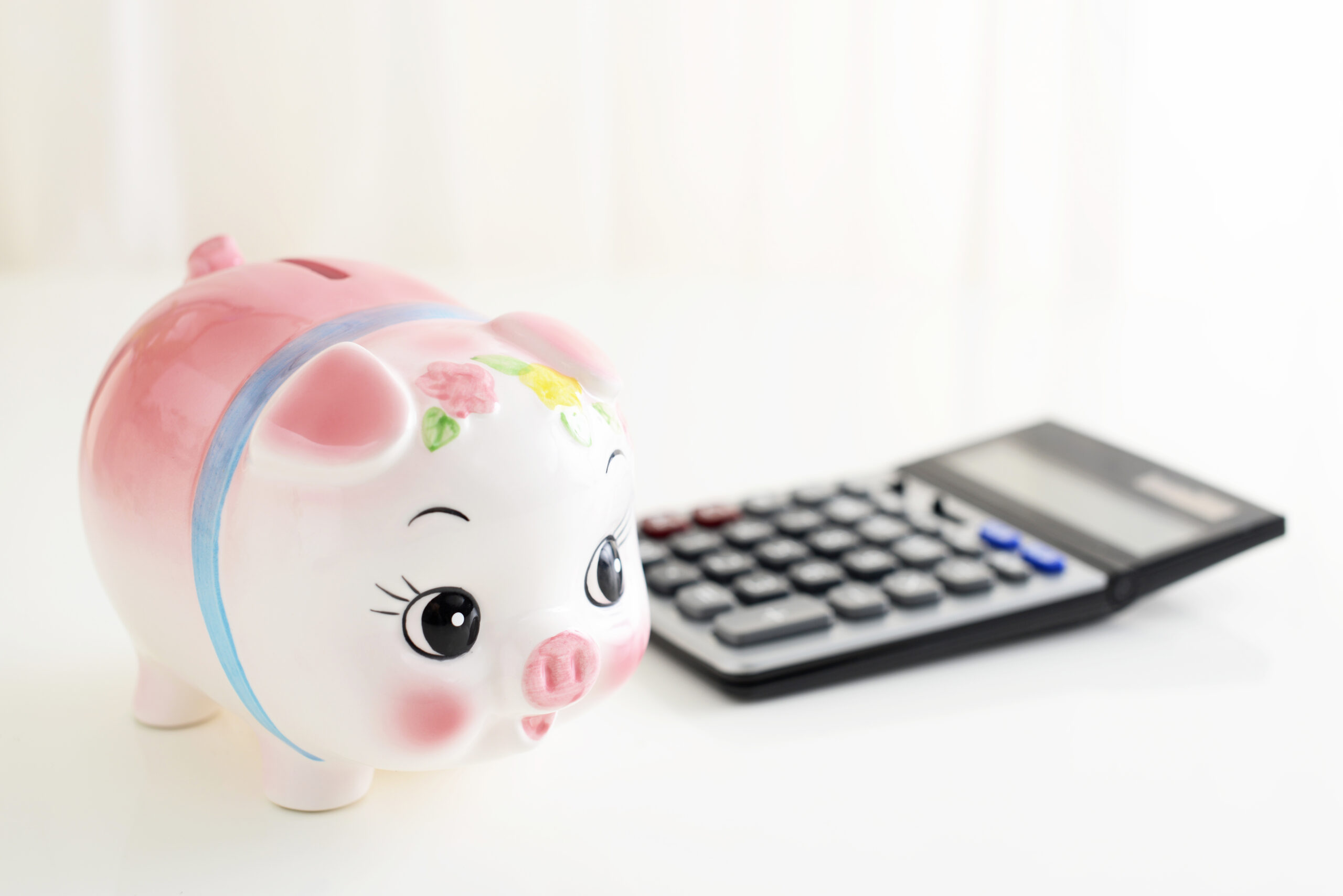 ピンク豚の貯金箱と電卓