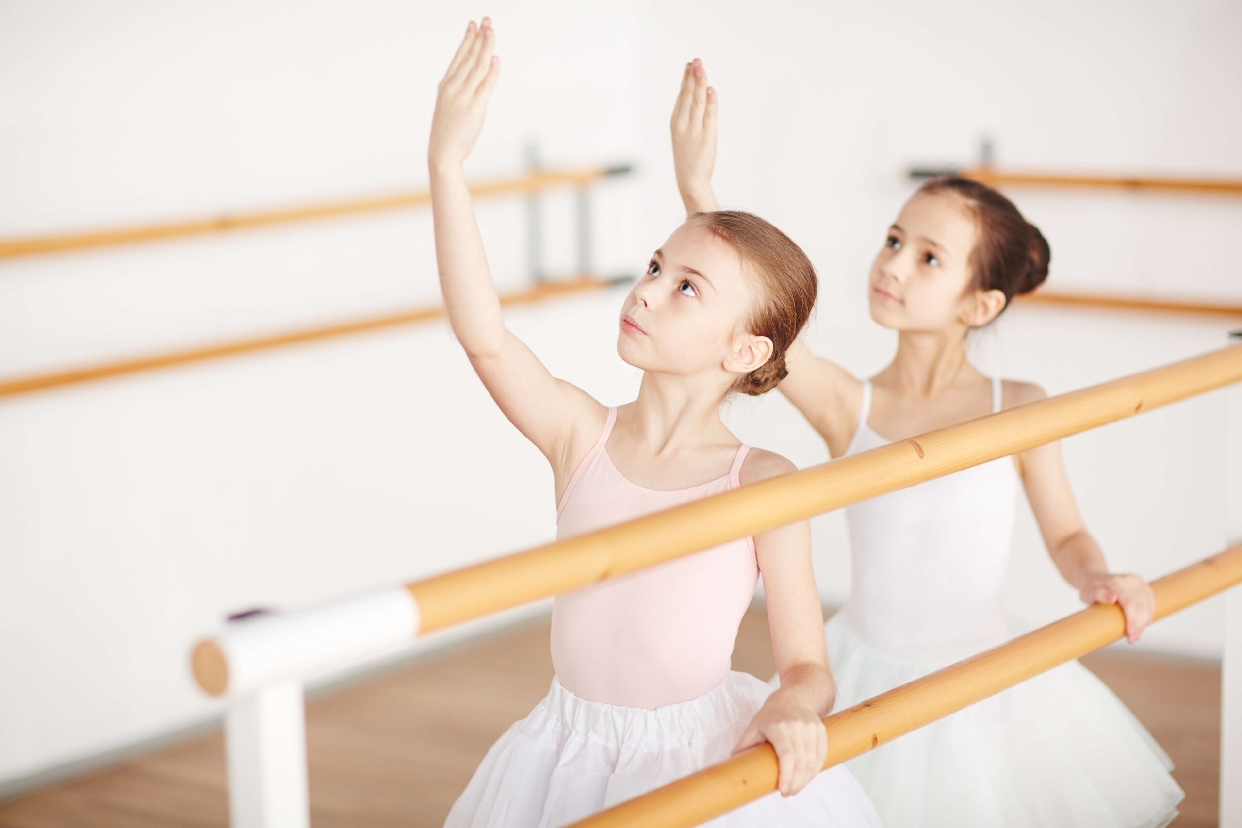 バレエの練習をする女の子二人