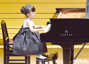ステージでピアノを弾く女の子