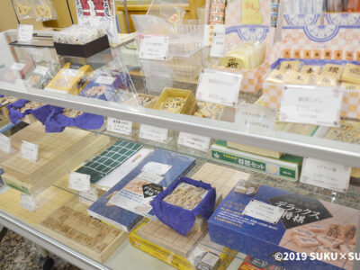 将棋連盟の売店で売られている将棋盤と駒