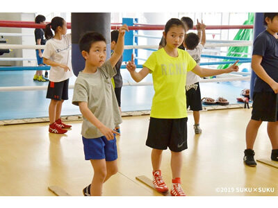 大橋ボクシングジム細板の上で平衡感覚を養うトレーニング