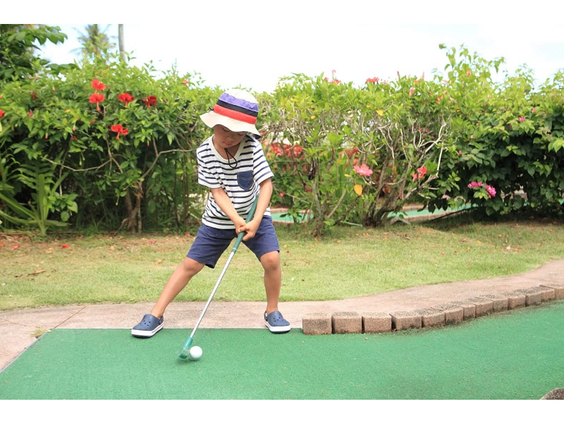 ゴルフをする男の子