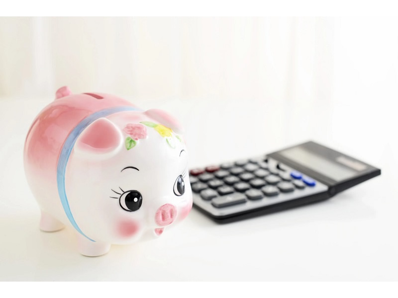 ピンク豚の貯金箱と電卓
