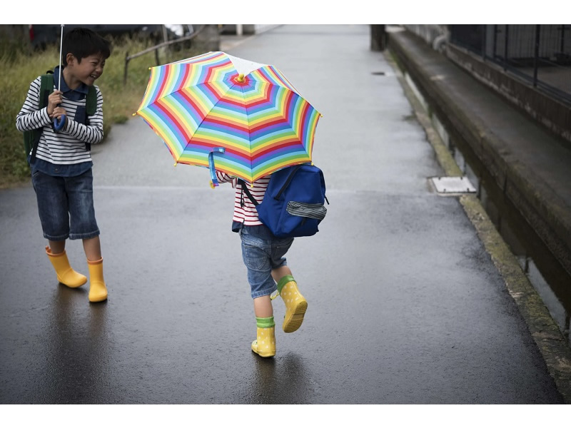 雨の日の子どもイメージ