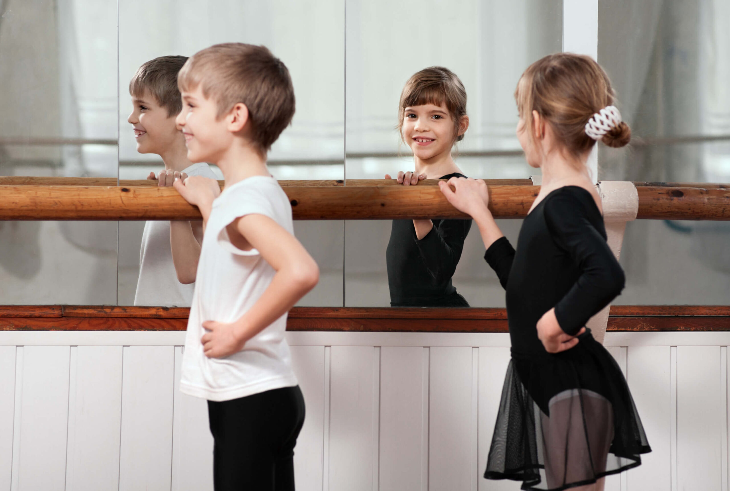 鏡の前でバレエの練習をする子どもたち