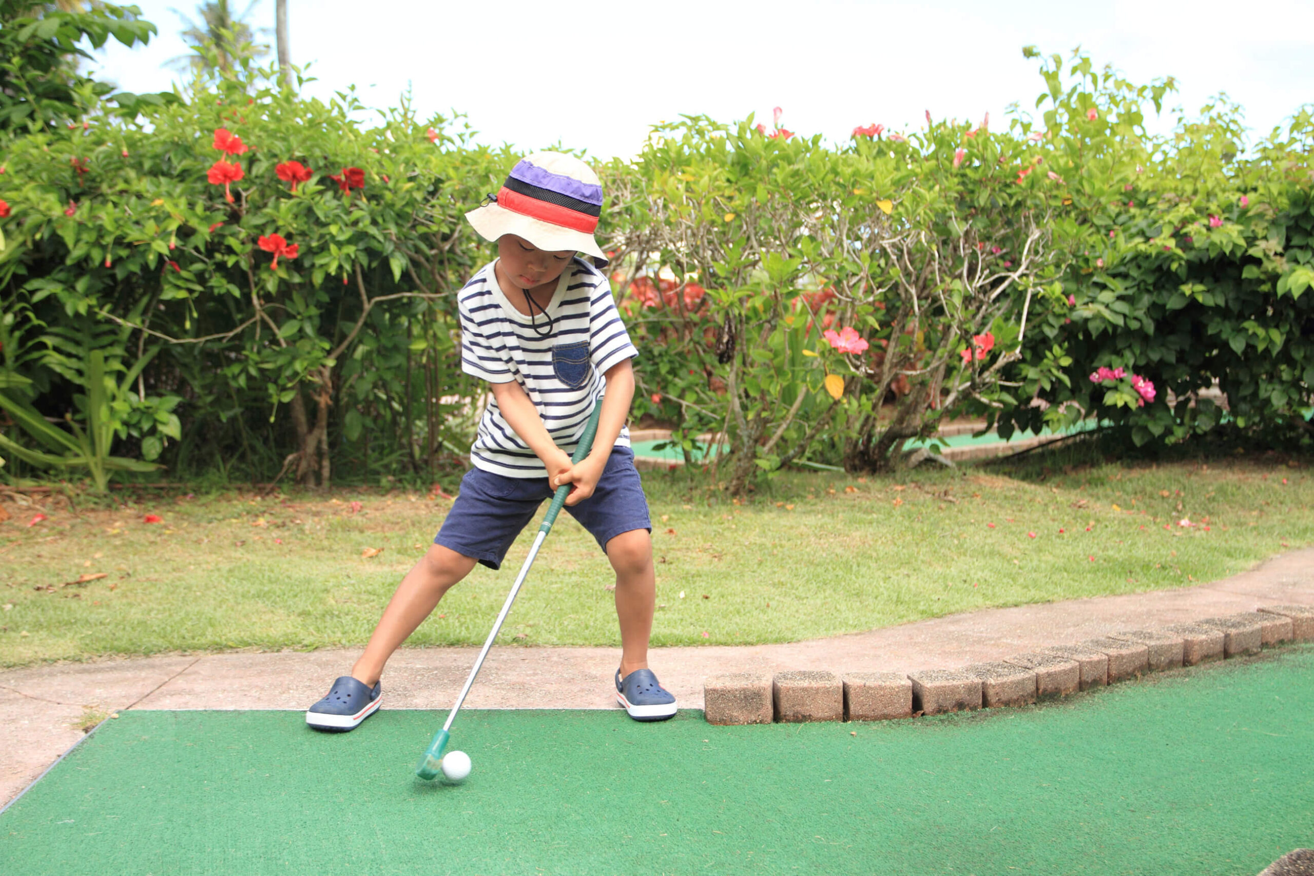 ゴルフをする男の子