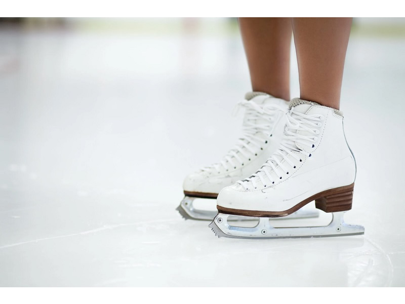 白いフィギュアスケート靴