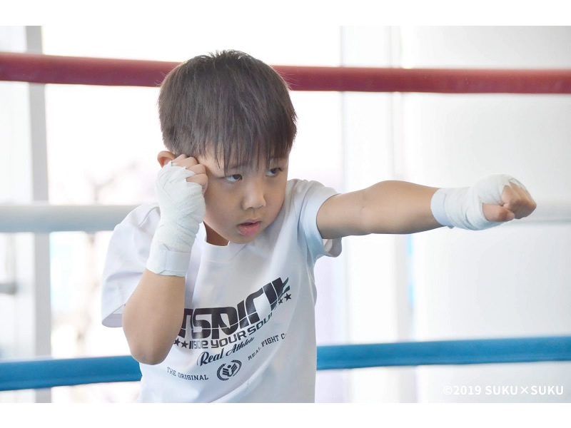 大橋ボクシングジムボクシングの構えをする男の子