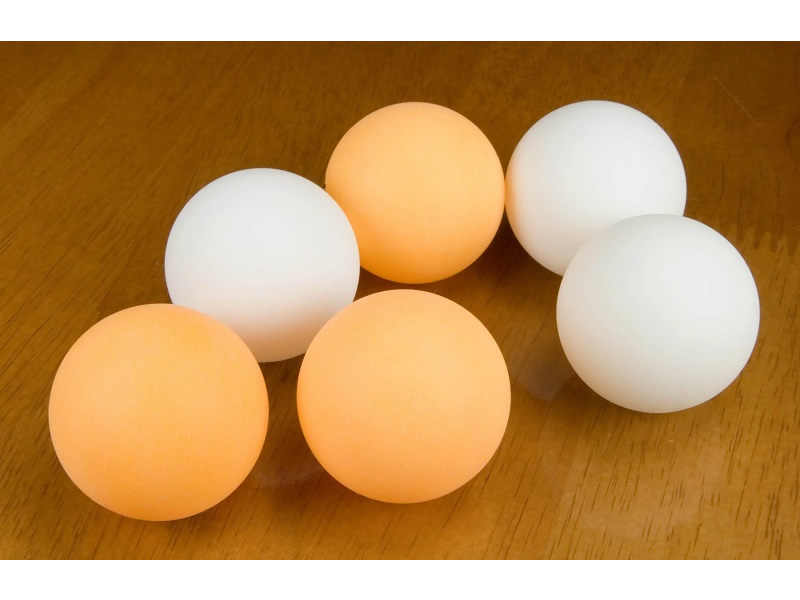 オレンジと白の卓球ボール