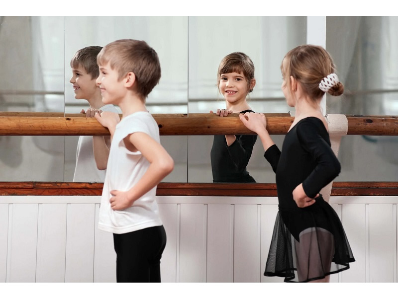 鏡の前でバレエの練習をする子どもたち