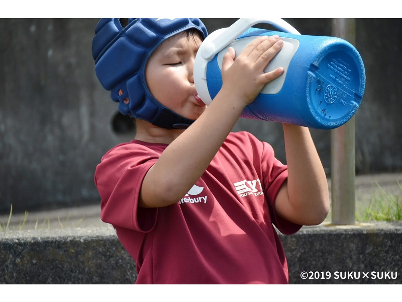 横浜ラグビースクール水分補給をする男の子