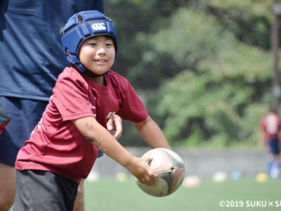横浜ラグビースクールボールを持つ男の子