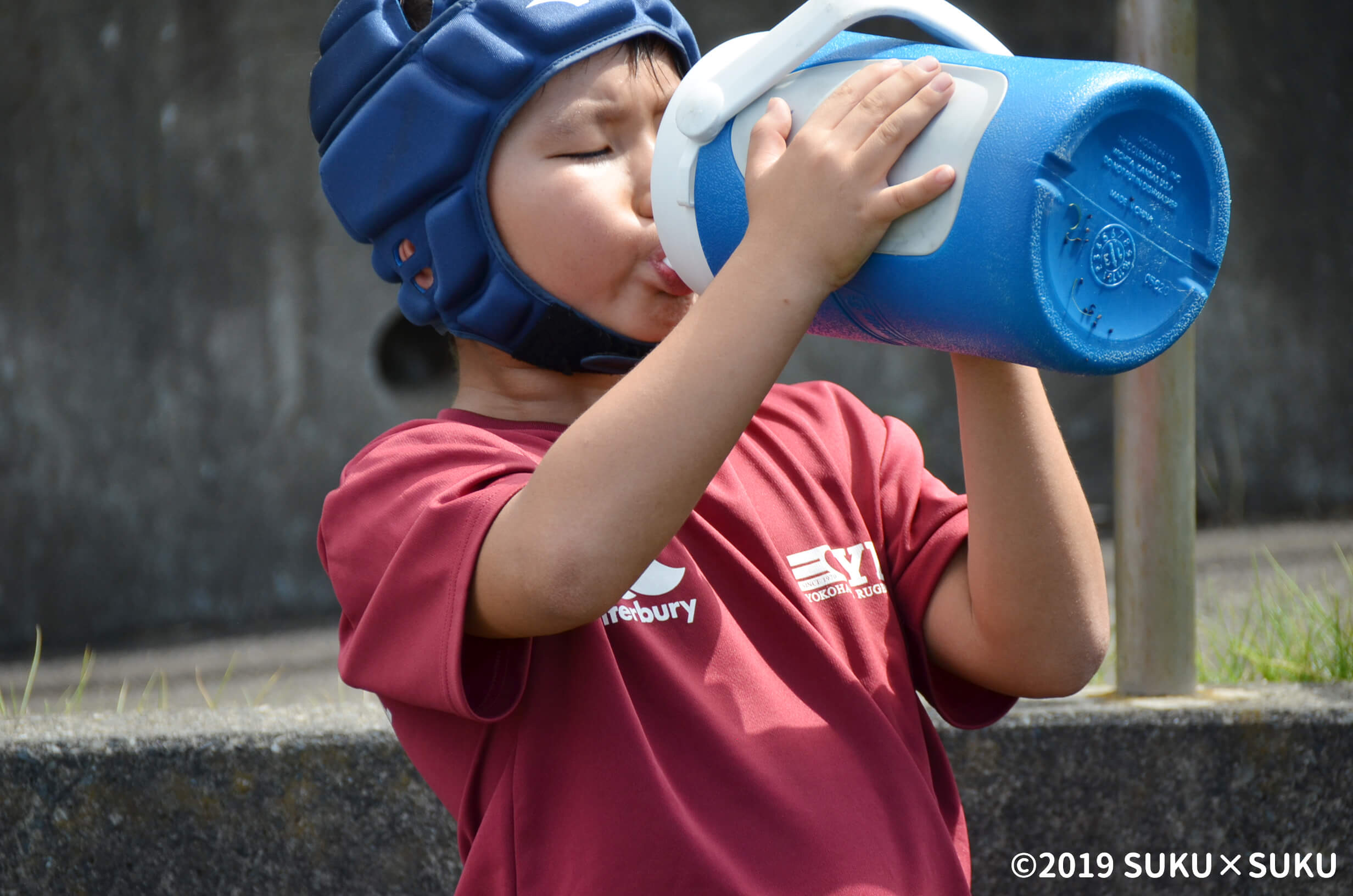 横浜ラグビースクール水分補給をする男の子