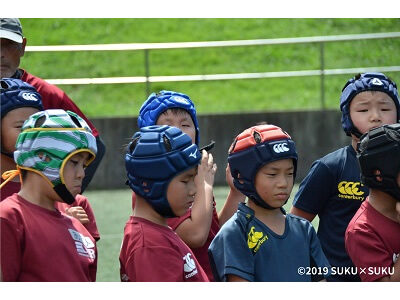 横浜ラグビースクールカラフルなヘッドキャップを被った子どもたち