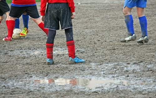 泥だらけのサッカー少年