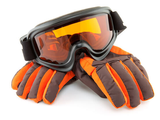 子供用スキーゴーグルとスキー手袋