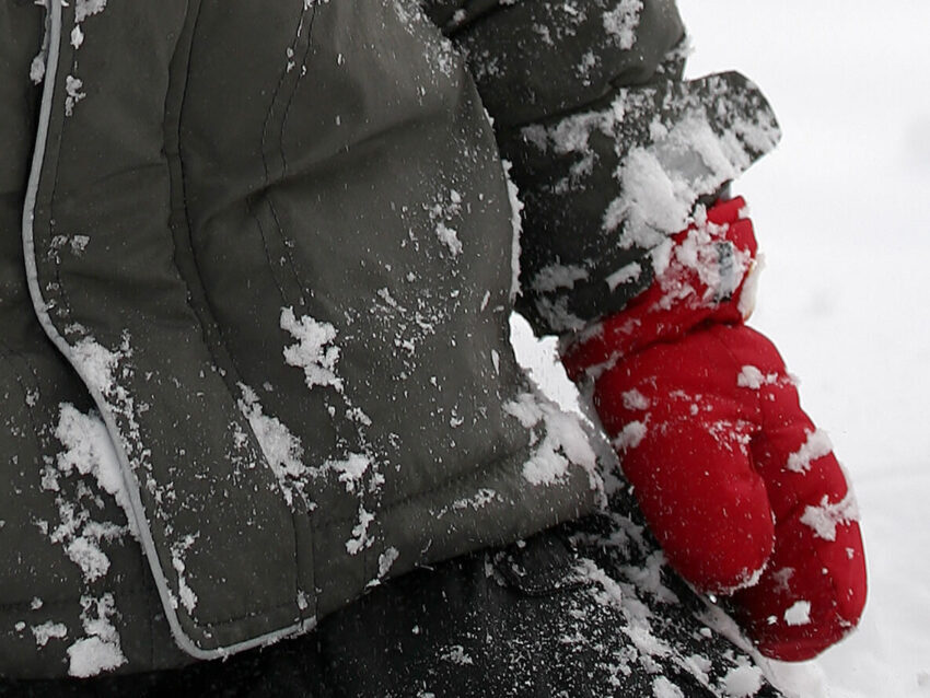 雪でびちょぬれになった子どもの手袋とウェア