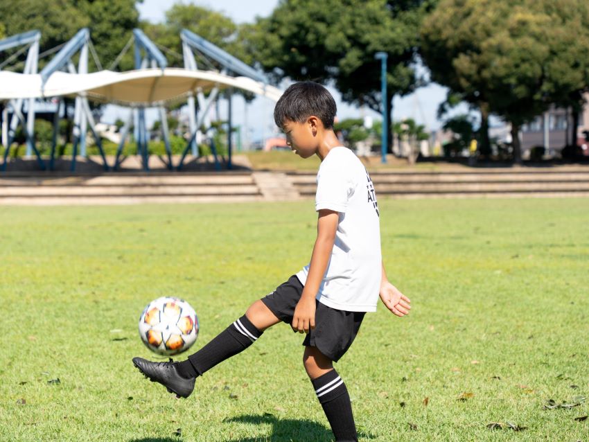 黒色のサッカーソックスを履いている男の子