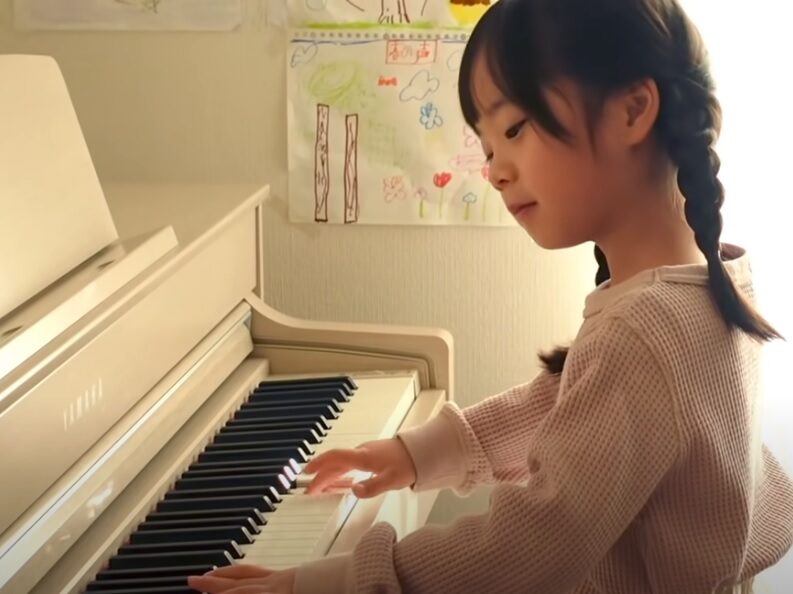 ピアノを弾くりっちゃん