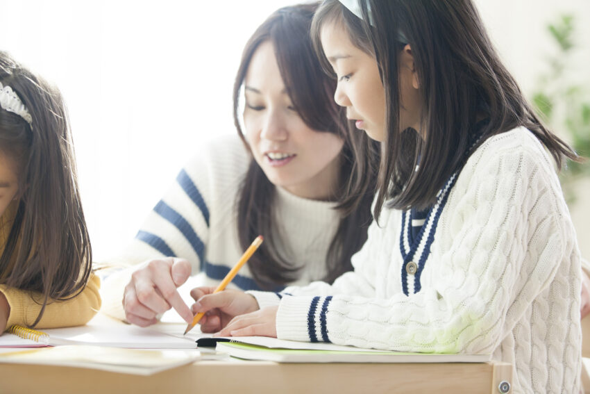 勉強をする親子の様子
