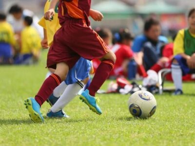 サッカーの習い事は何歳から？スクールの選び方やメリット、月謝相場まで解説
