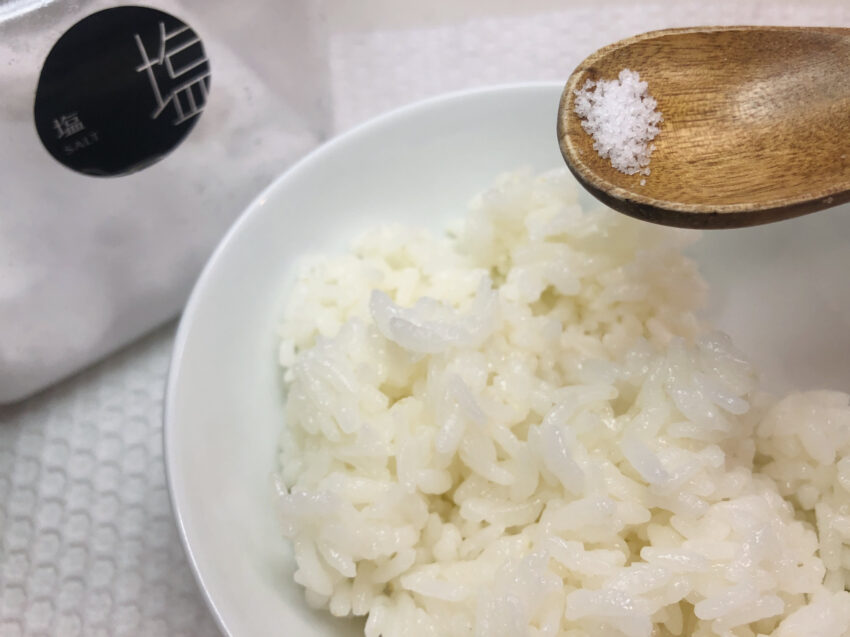 ご飯に塩をかけている様子
