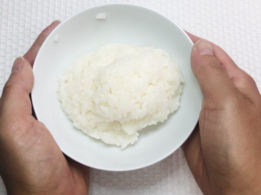 ご飯をボウルに移して粗熱を取っている様子