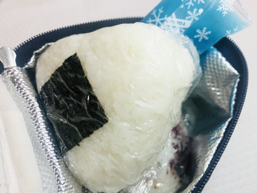 保冷バッグに入れたおにぎり