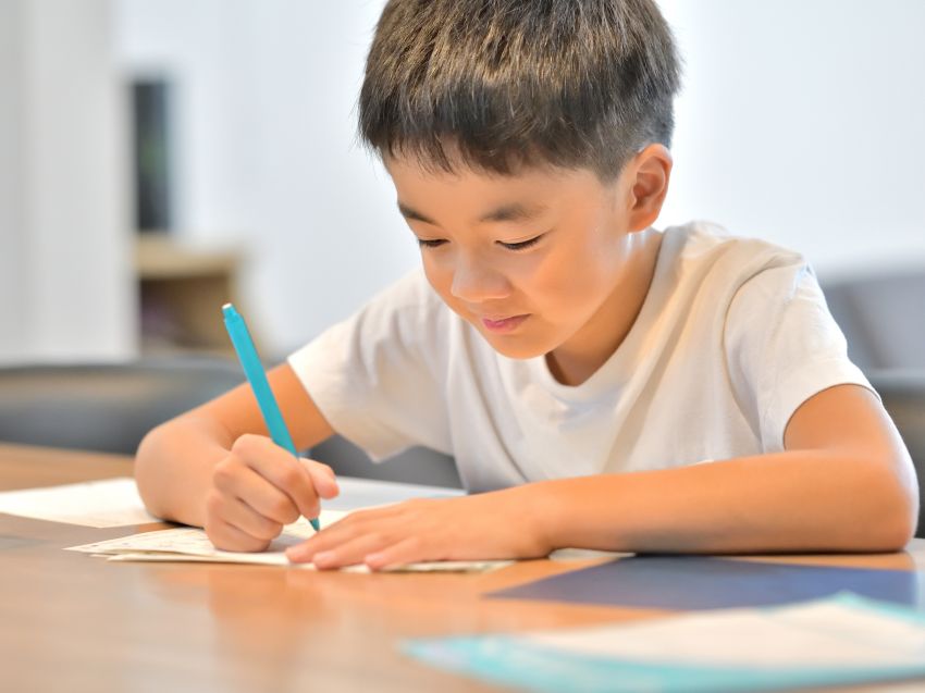 勉強をする男の子