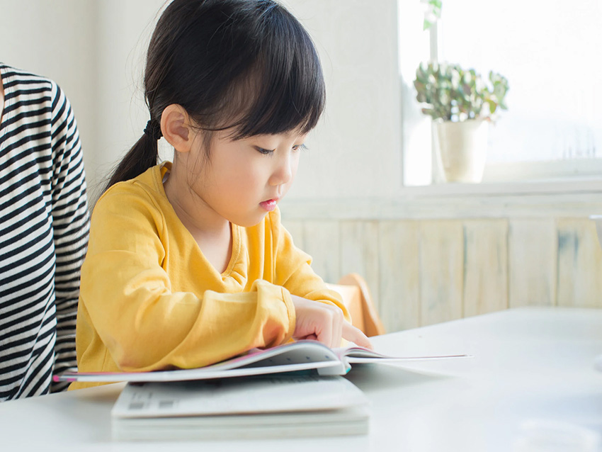 本を読むこども