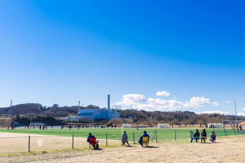 スポ少の試合を観戦している様子