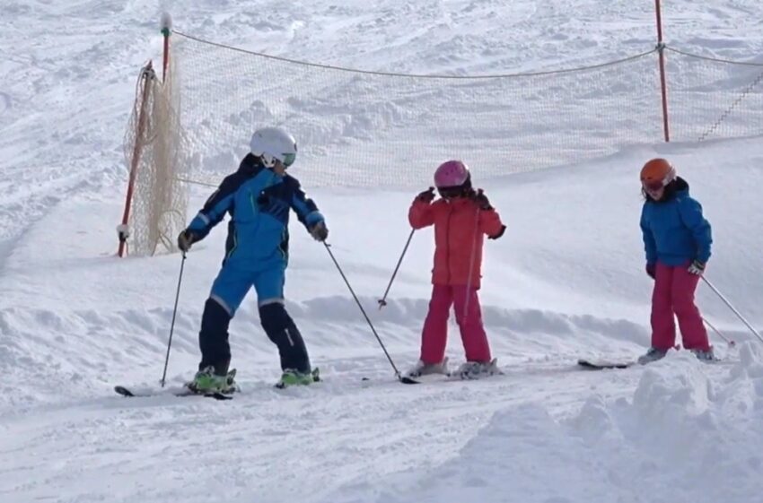 スキーを練習する子どもの様子