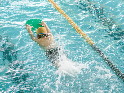 【バタ足】ビート板キックで足が沈む・・2つの対処法を元水泳日本代表選手が解説！
