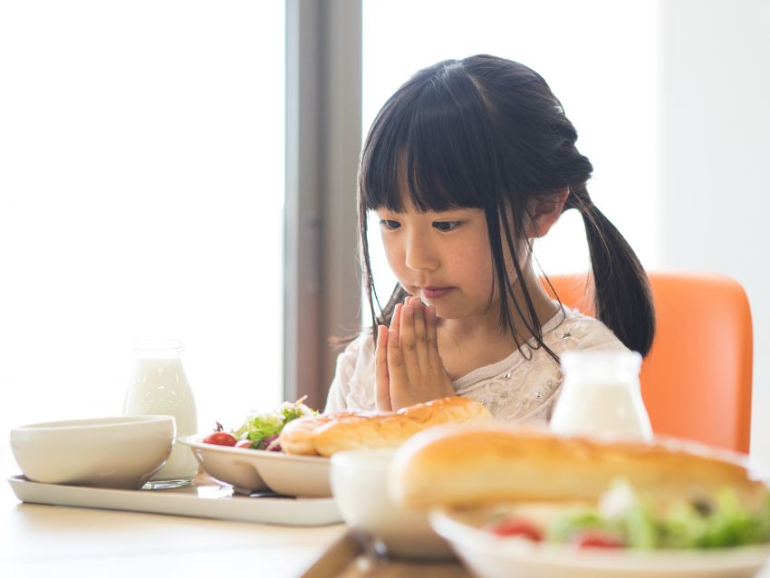 学童で給食を楽しむ子供