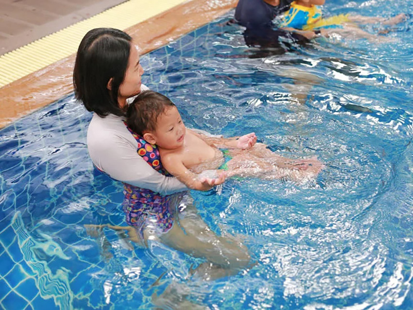 プールに入る親子