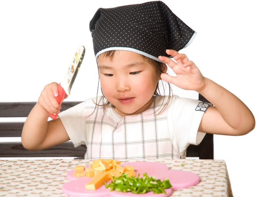 料理をする子ども