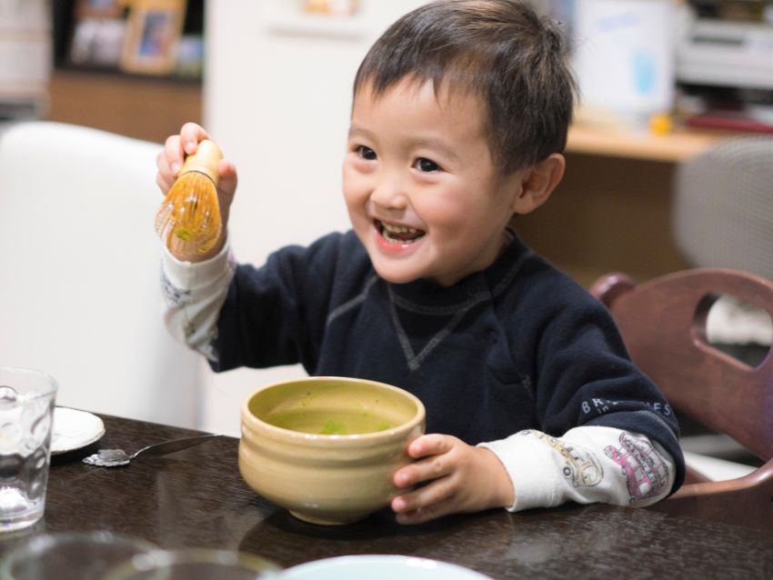 茶道を楽しむ男の子