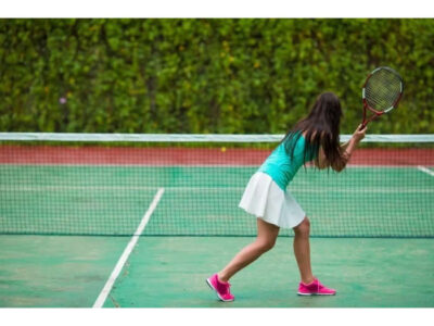 スコートを履いてテニスをする女の子