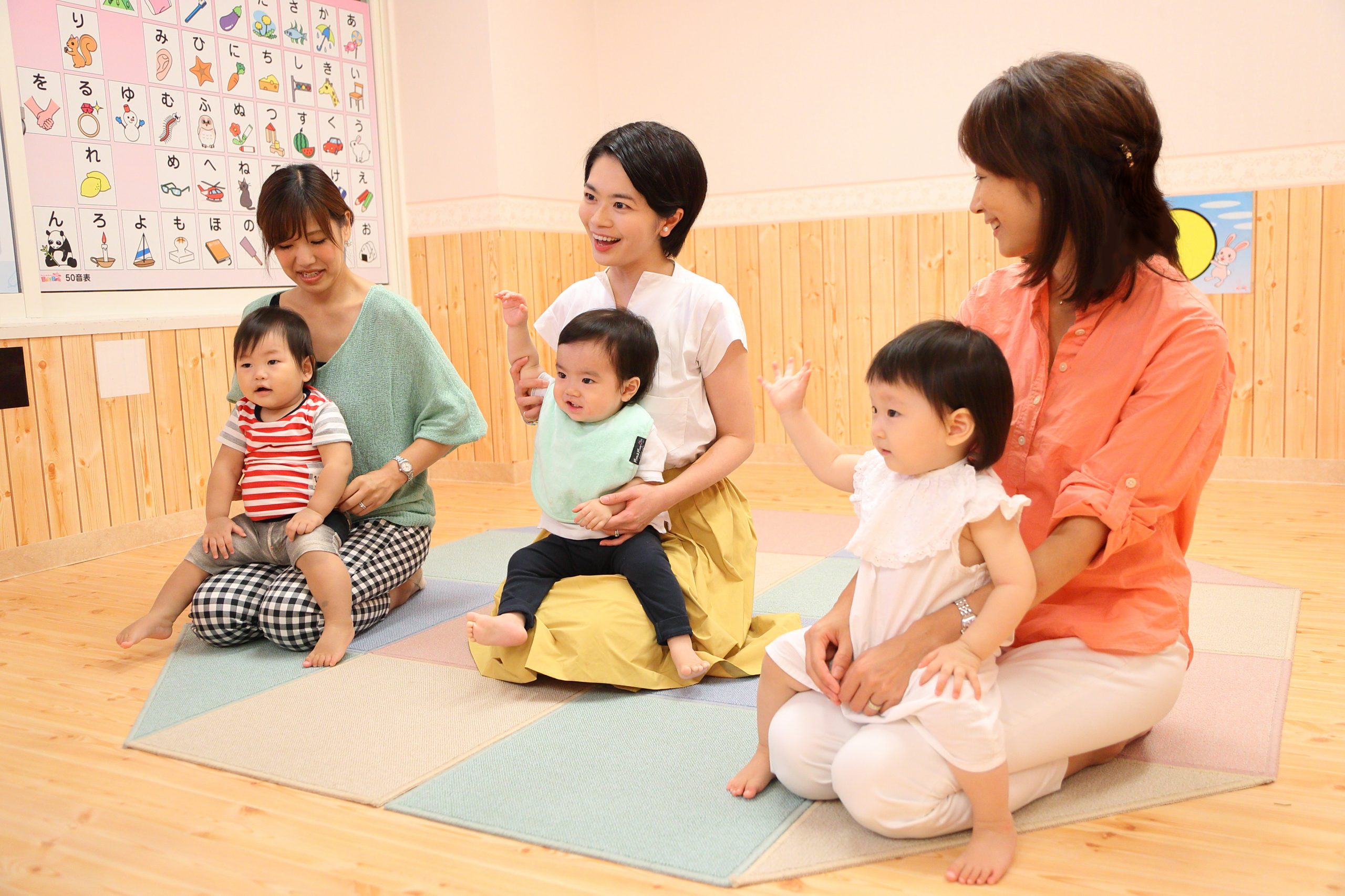 幼児教室で学ぶ母子3組の様子