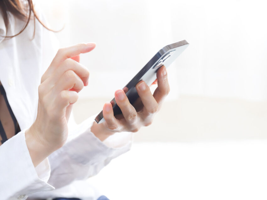 スマホで検索する女性