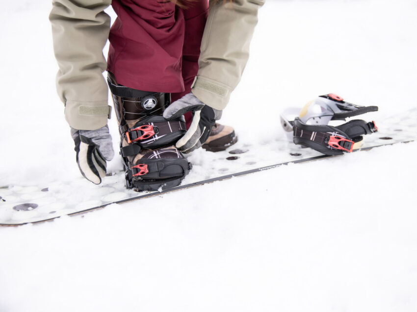 スノーボードを着脱する様子