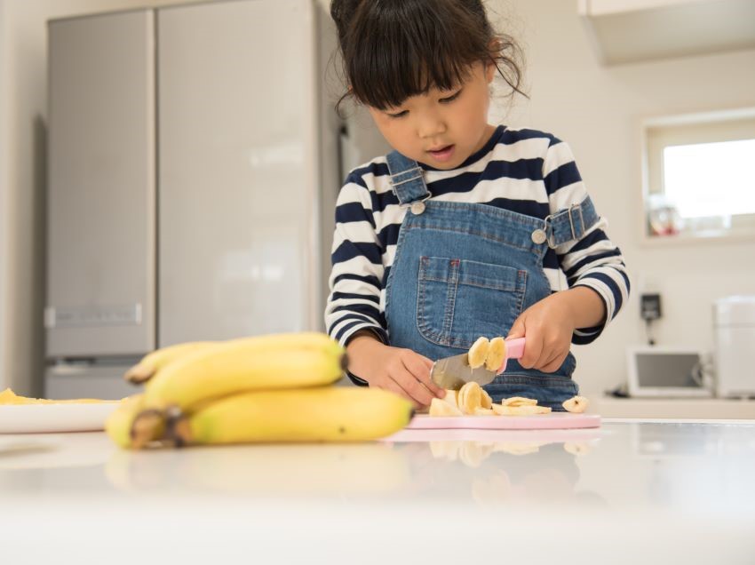 子供用包丁でバナナを切る女の子の様子2