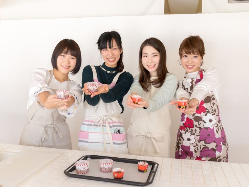 料理教室でお菓子作りをする女性たち