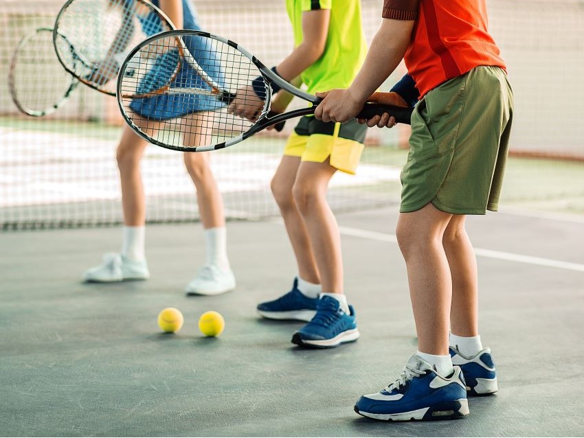 テニスの練習をする子供