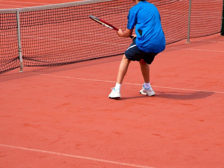 テニスの試合をする子供