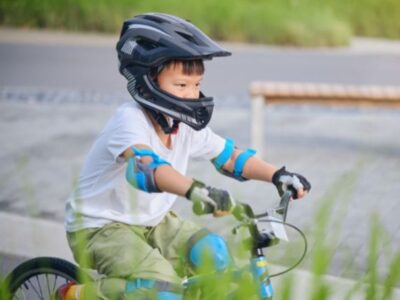 自転車ヘルメットを被る男の子