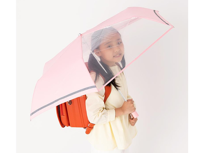 子供用折りたたみ傘をさしている女の子